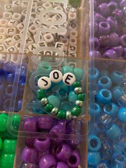 Jonas Brothers' fans are making friendship bracelets and purity rings to exchange at The Tour. 