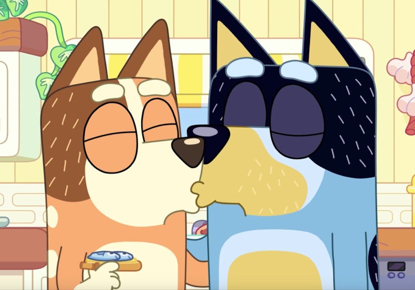Chilli and Bandit kiss each other in 'Smoochy Kiss'
