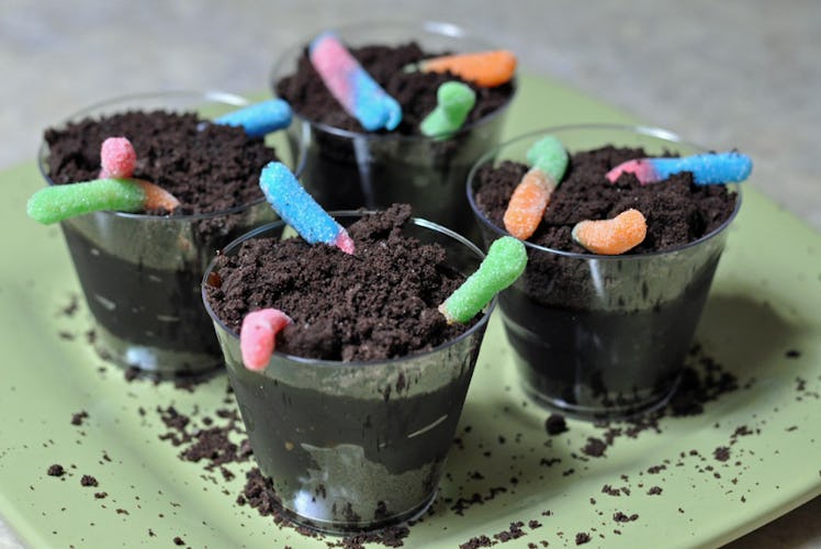 birthday party food ideas: dirt (pudding) cup with (gummy) worms