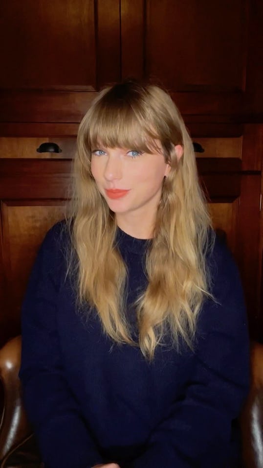 Taylor Swift long wavy hair