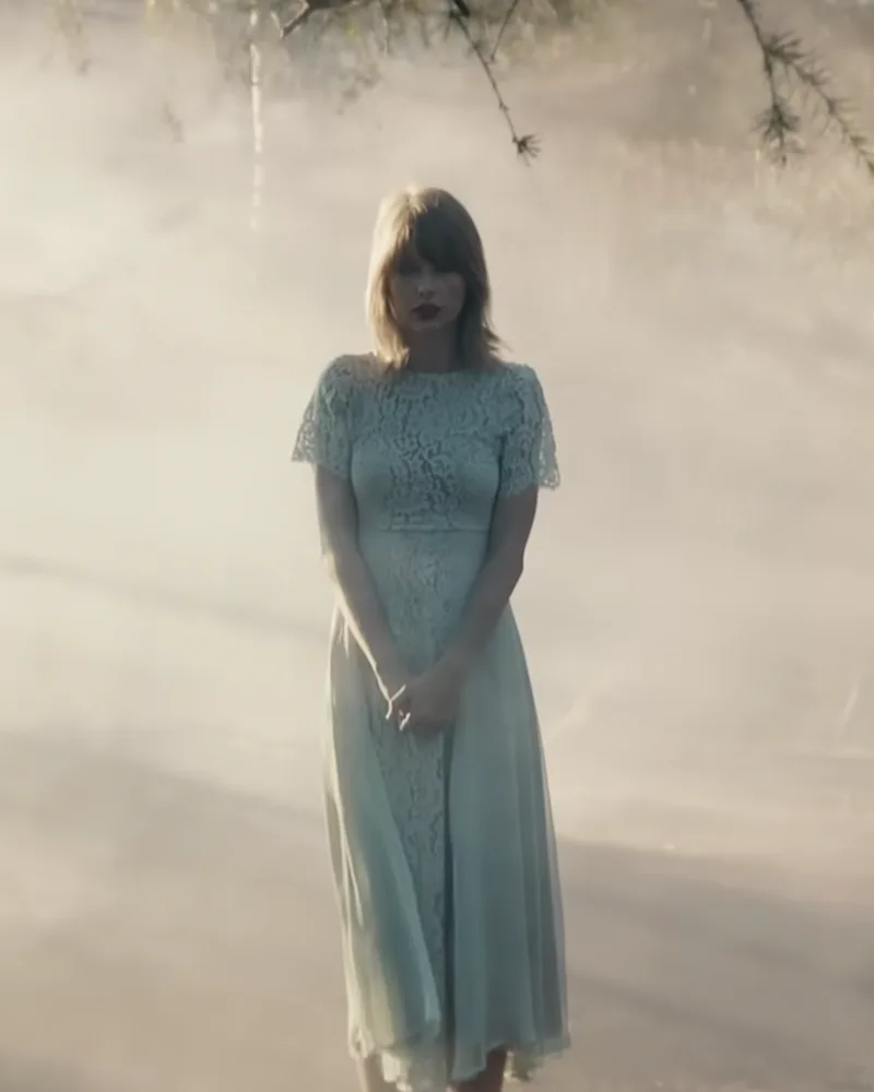 Taylor Swift's Lace Wedding Guest Dress Was A Sweet & Romantic Choice Taylor Swift's Lace Wedding Guest Dress Was A Sweet & Romantic Choice