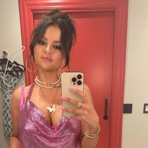 Selena Gomez mirror selfie hot pink nails