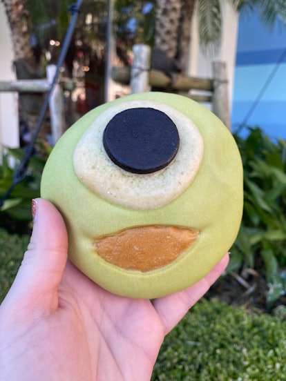 I tried the Melon Bread from Tokyo Disneyland that looks like Mike Wazowski from 'Monsters, Inc.'