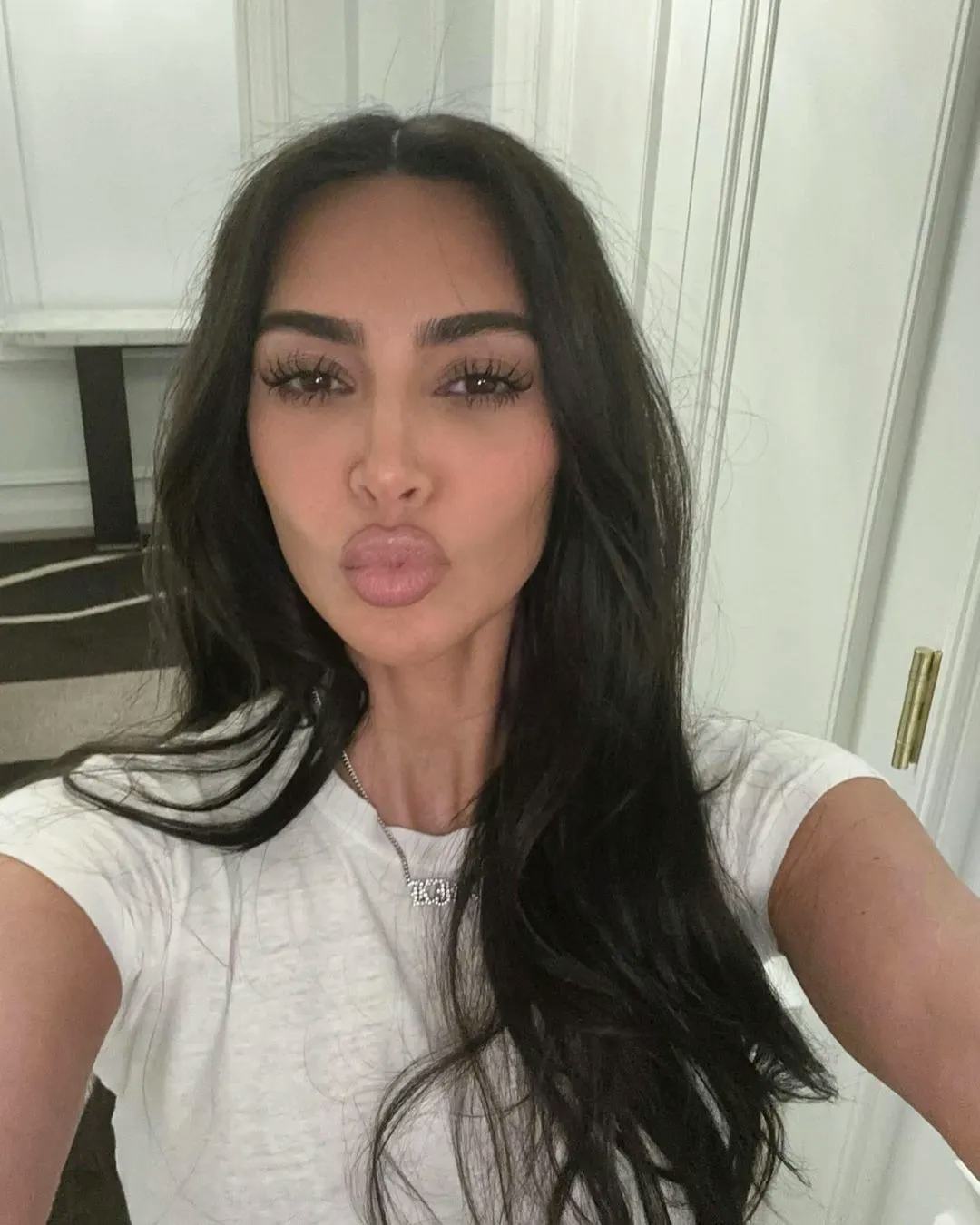 Kim Kardashian debuted chic blunt bangs.