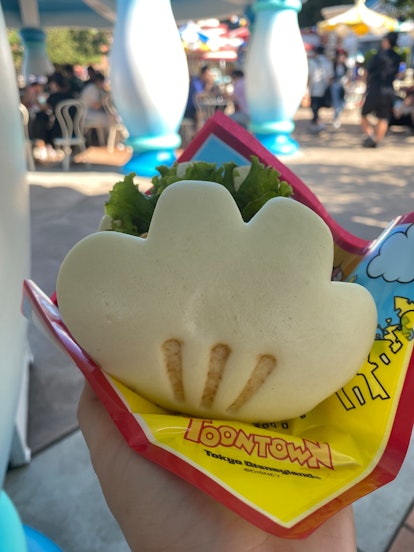 I tried the viral Mickey glove chicken pao snack from Tokyo Disneyland. 