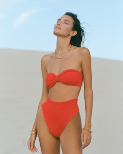 Is it even Summer if you don't wear something in Coral? We are loving how  extra elegant this colour is making our already beautiful Sports Bra  look!