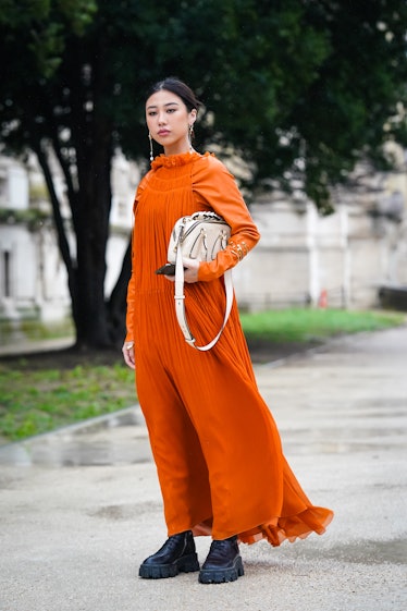 orange outfit street style