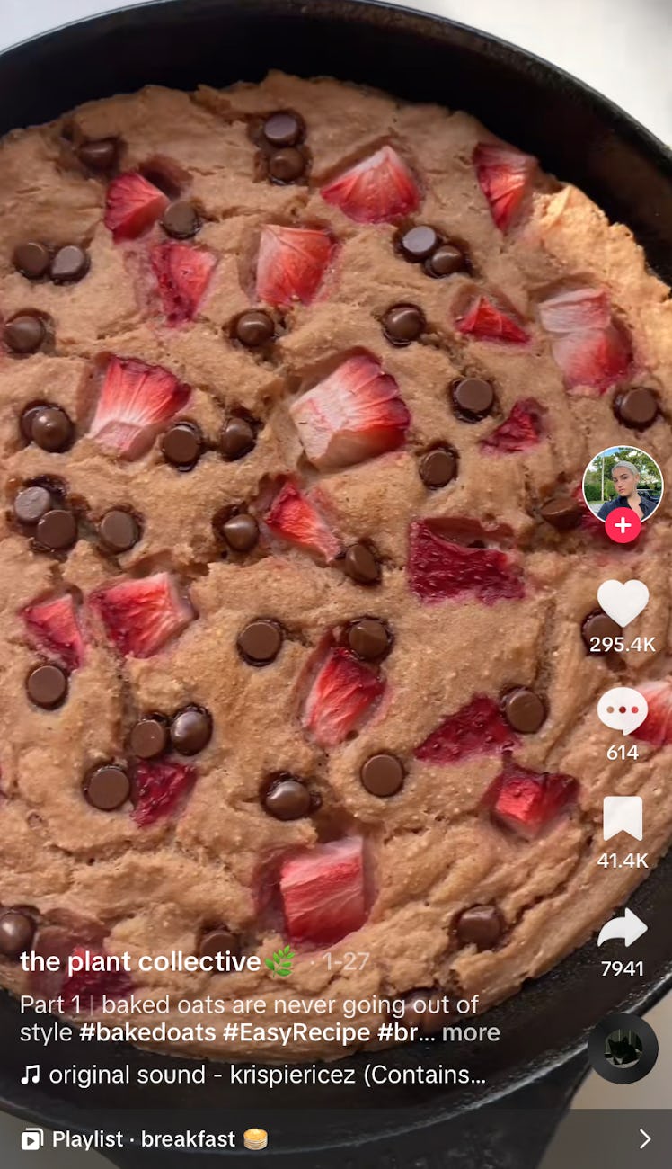 TikTokers are sharing their baked oat TikTok recipes, like this chocolate strawberry one. 