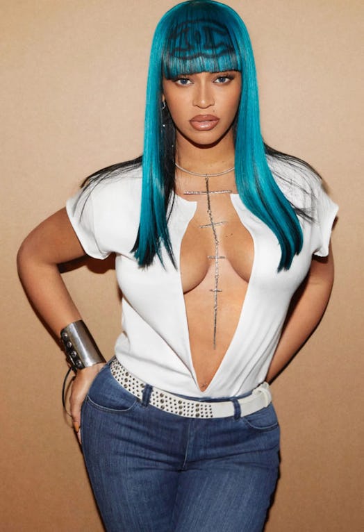 Beyoncé paid homage to Lil' Kim’s teal Chanel hair tattoo for Halloween 2017.