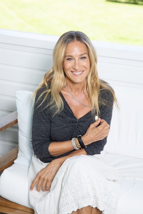 Sarah Jessica Parker blonde highlights and white skirt