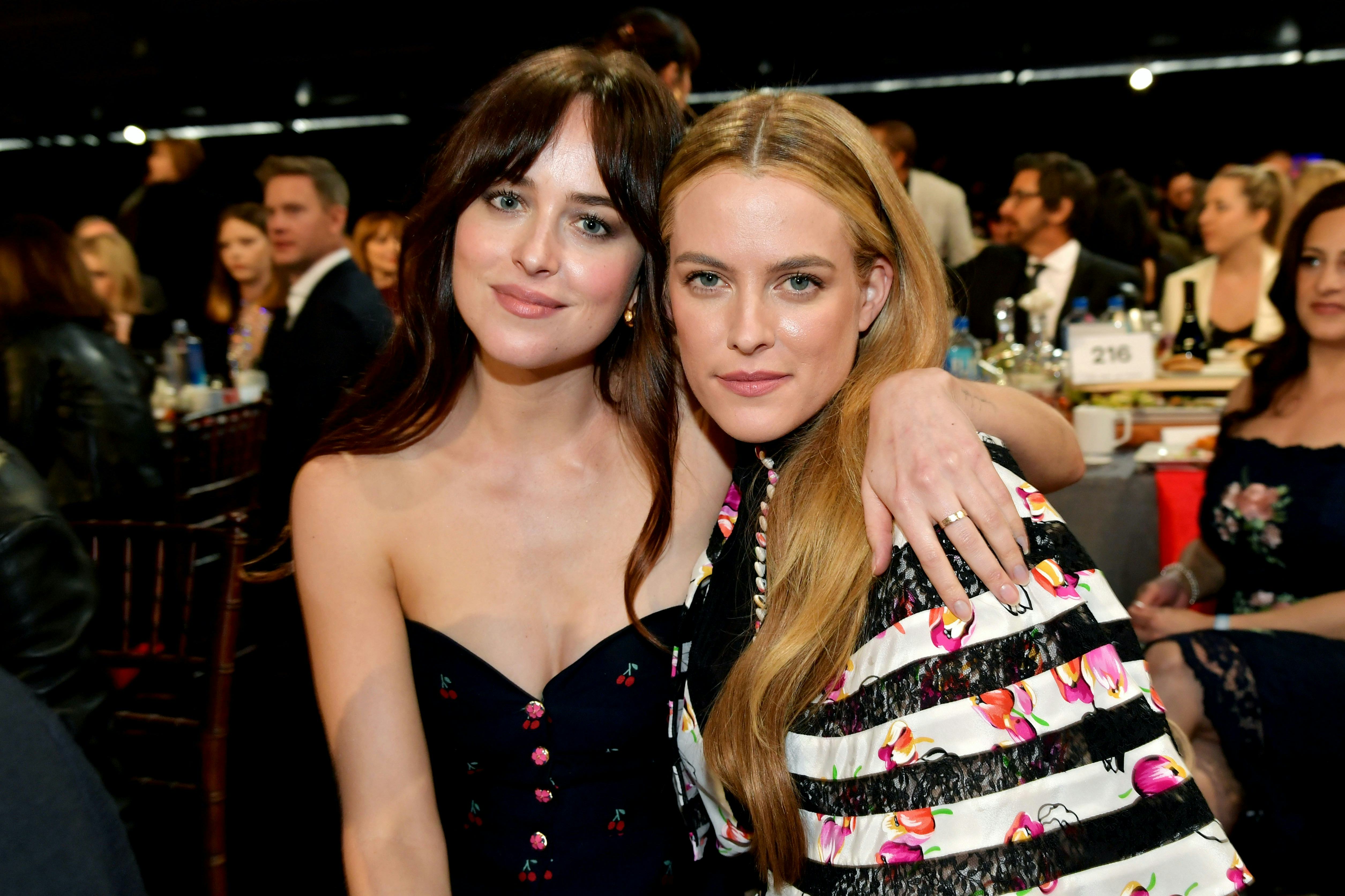How Dakota Johnson and Riley Keough Became BFFs as Teens in a Parking Lot(00)
