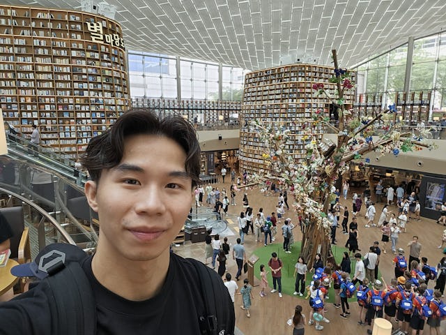 A selfie of Inverse editor Raymond Wong at the Starfield Library in Seoul taken with the Samsung Gal...