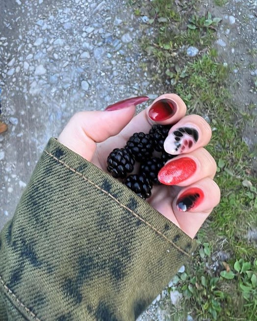 Emily Ratajkowski snake print nails