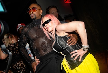 Şarkıcı Madonna ve tasarımcı LaQuan Smith birlikte fotoğraf çektiriyor.