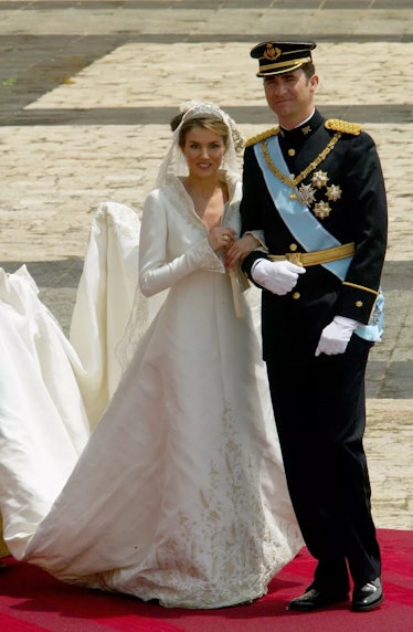 La reina Letizia y el rey Felipe de España durante su boda en 2004.