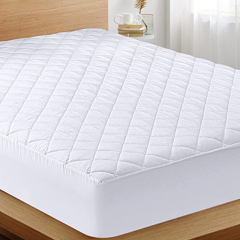 Utopia Bedding Quilted Fitted Mattress Pad