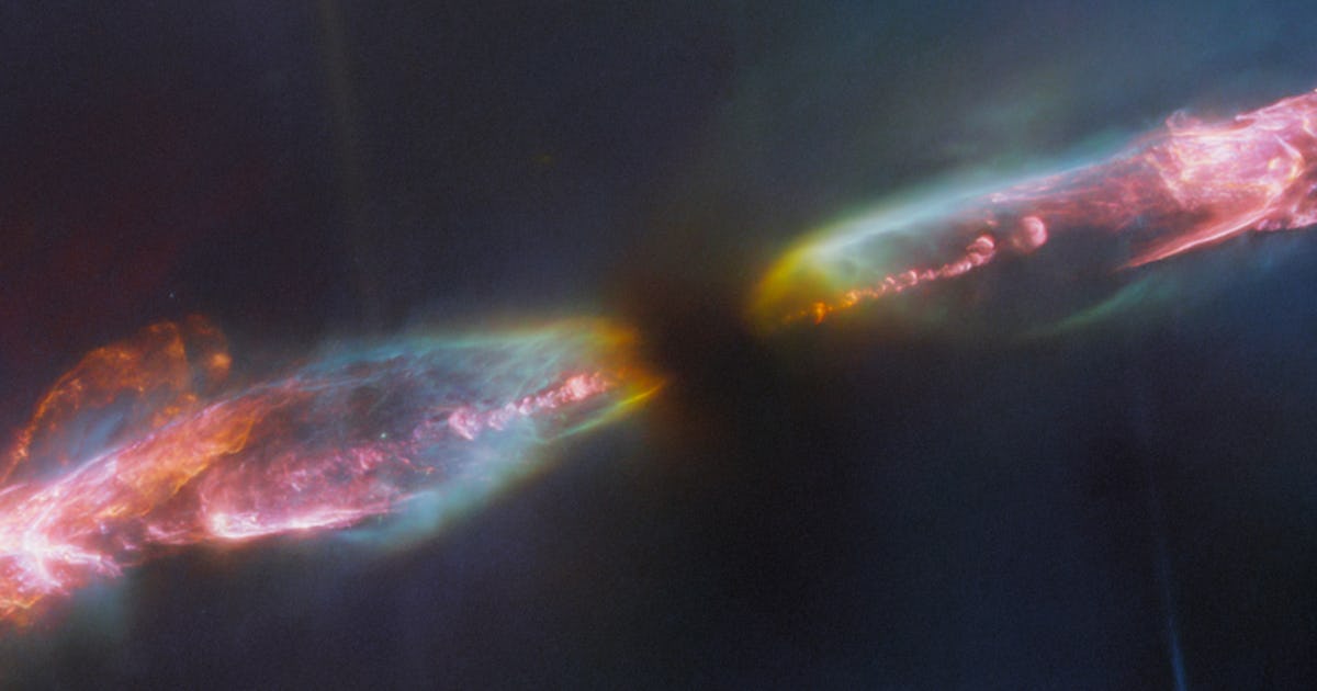 Beobachten Sie, wie Überschalljets aus dem Kokon eines jungen Sterns auftauchen Beobachten Sie, wie Überschalljets aus dem Kokon eines jungen Sterns auftauchen