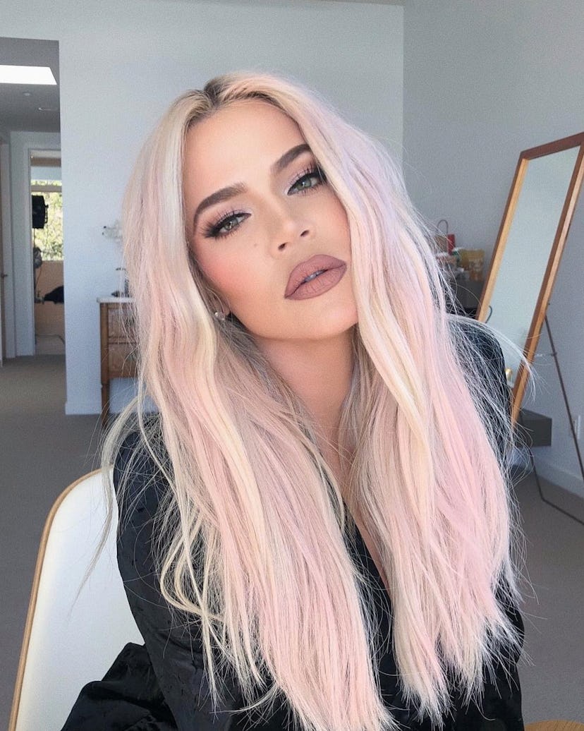 Khloe Kardashian’s long pink & blonde hair in 2018.