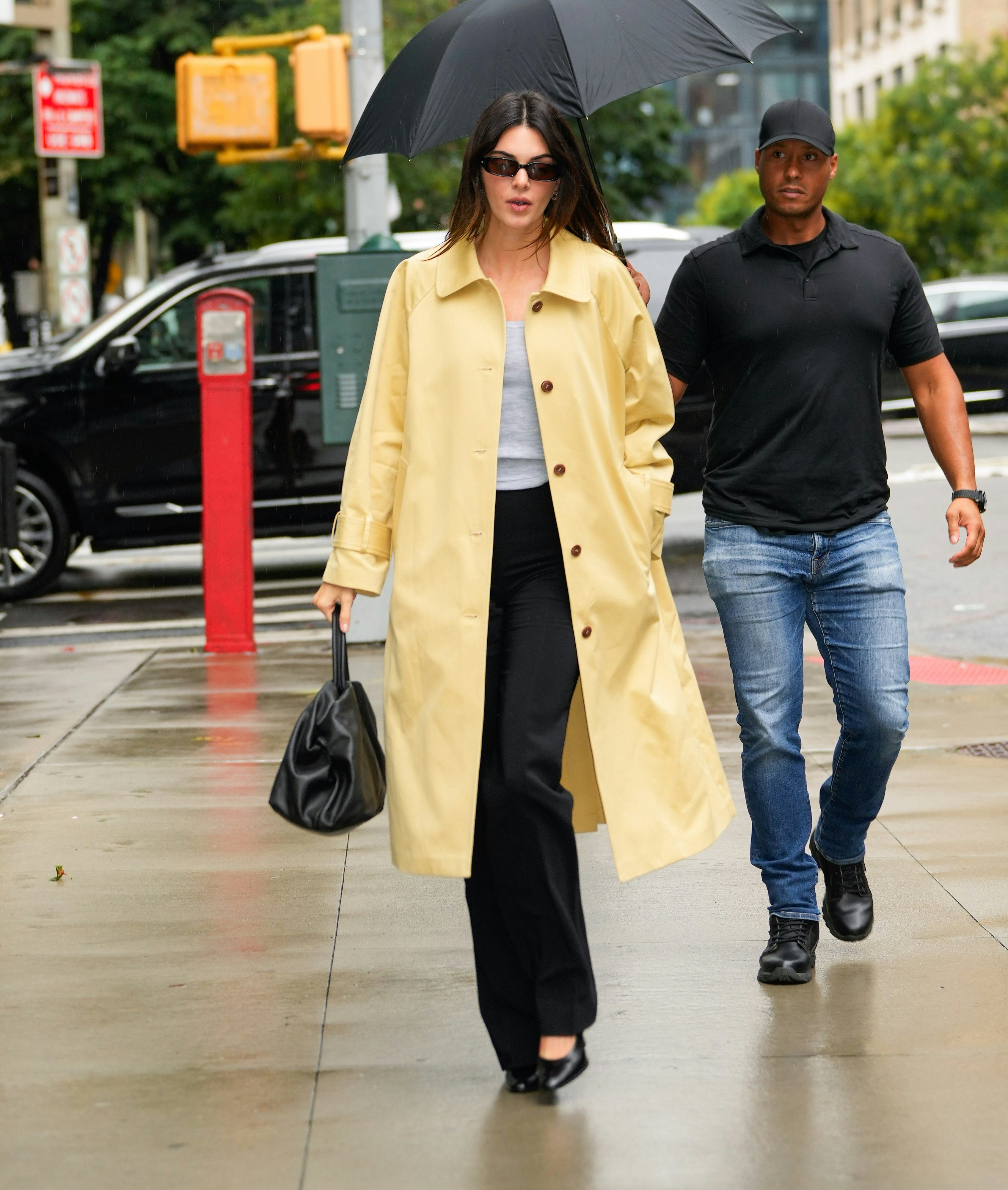 Kendall Jenner's Yellow Trench Coat Brightens Up Any Rainy Day Look(01)