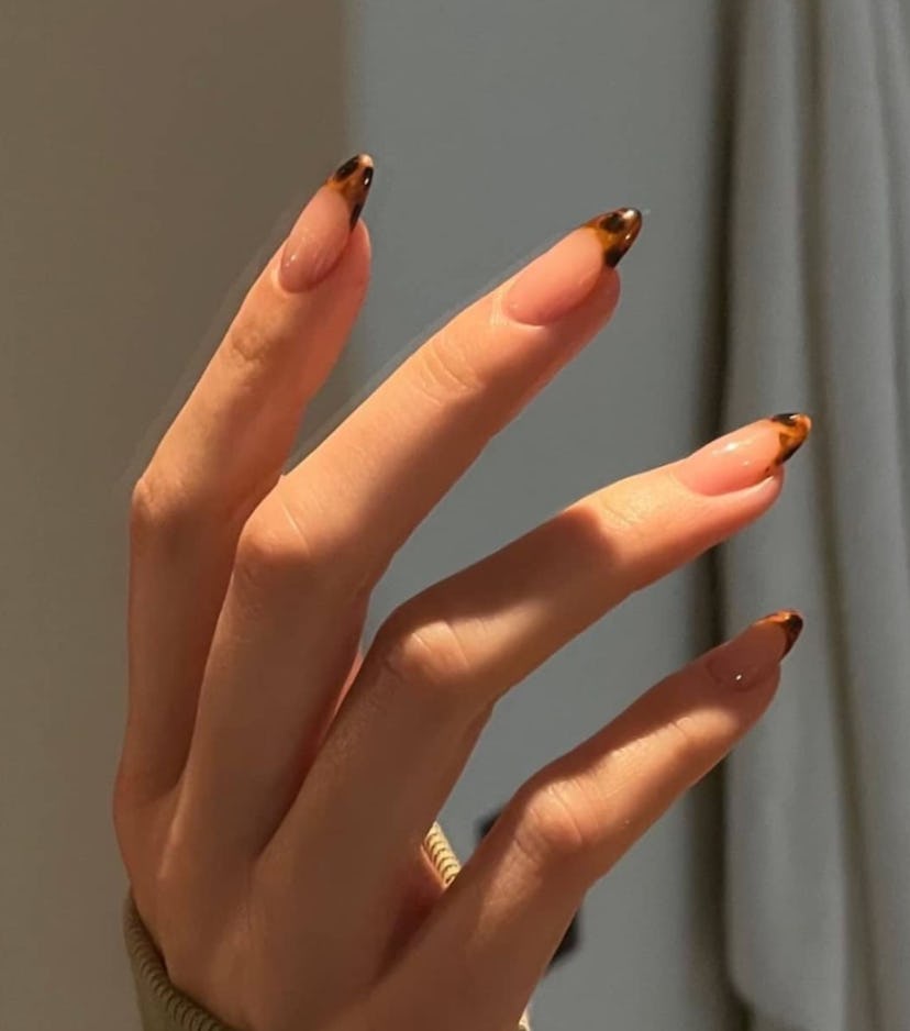 Kendall Jenner brown tortoiseshell nails