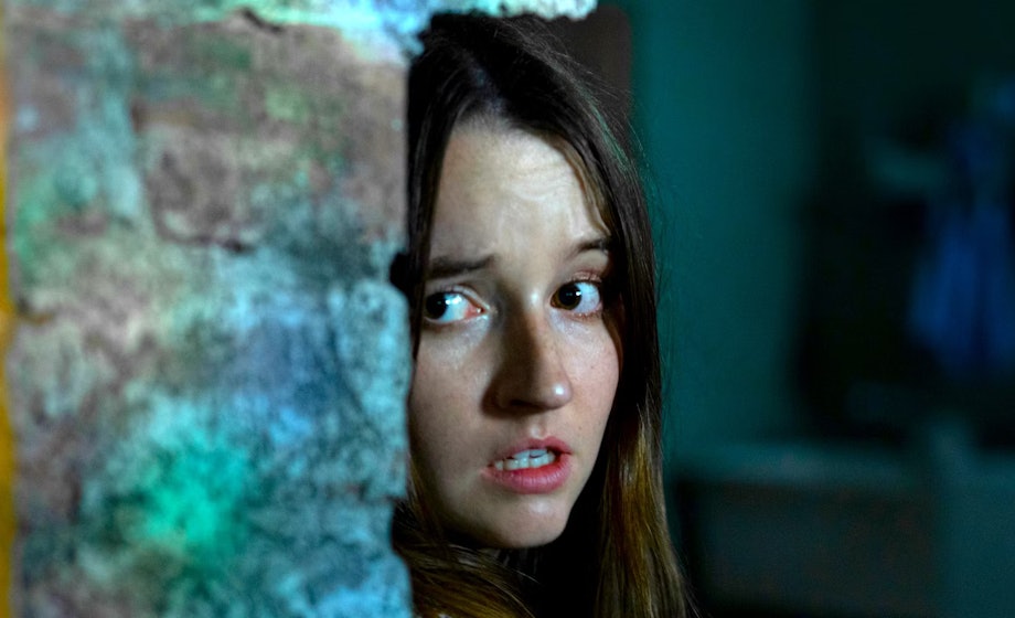 d7136dd4-1b98-4715-937e-f18a2b2aa3be-kaitlyn-dever-looking-scared-hiding-in-no-one-will-save-you.jpg