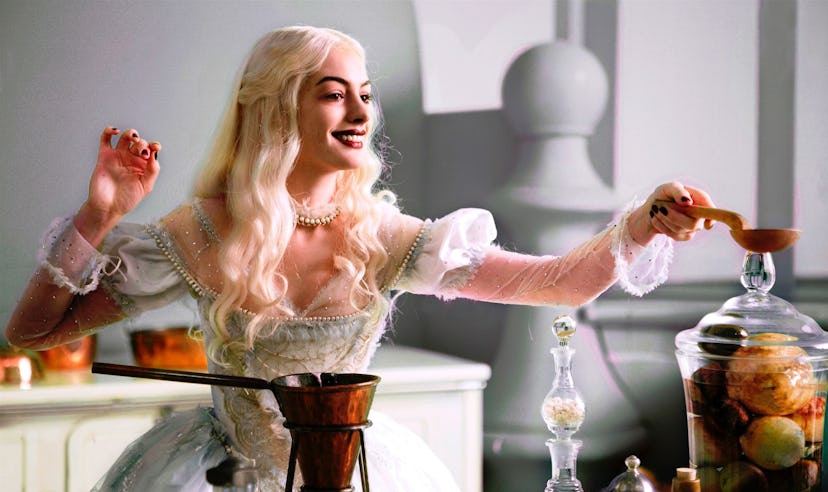 Alice In Wonderland - 2010 Anne Hathaway