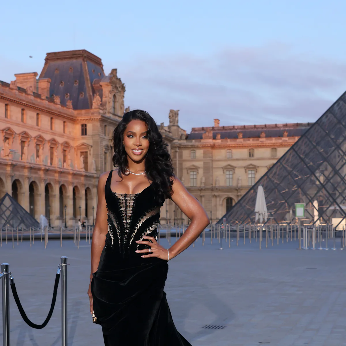 Kelly Rowland Perfects the Statement Dress at Paris Fashion Week Kelly Rowland Perfects the Statement Dress at Paris Fashion Week