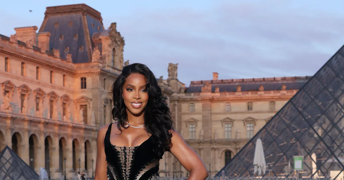 Kelly Rowland Perfects the Statement Dress at Paris Fashion Week Kelly Rowland Perfects the Statement Dress at Paris Fashion Week