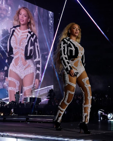 Stunning new outfit worn by Beyoncé at the final Europe show of the RWT : r/ beyonce