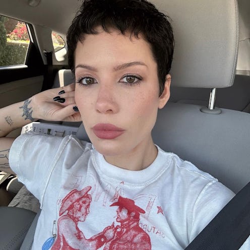 Halsey wore light blue "washed denim" eyeshadow, a popular early 2000s makeup trend.