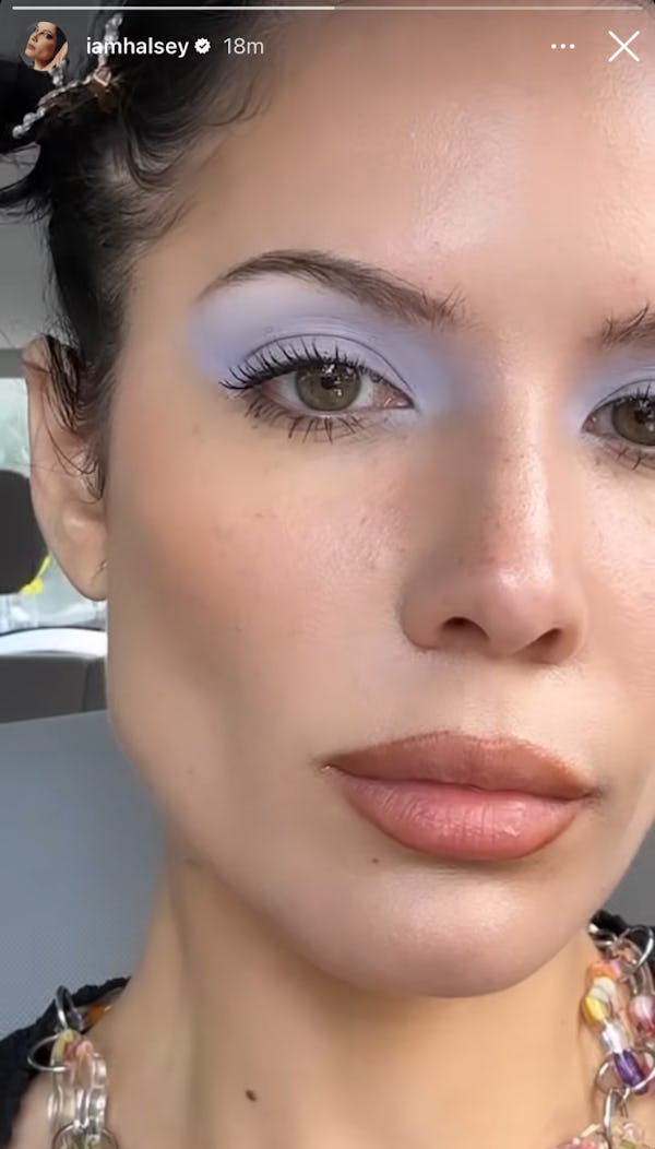 Halsey wore light blue “washed denim” eyeshadow, a popular early 2000s makeup trend.