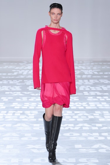 Model di runway Helmut Lang Spring 2024 Ready To Wear Fashion Show di Skylight di Essex C...
