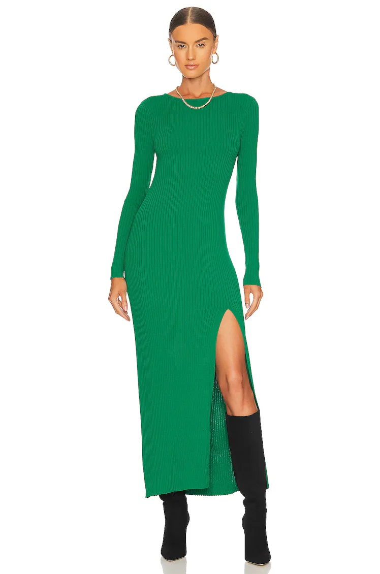 Taylor Swift's Green Sweater Dress Was A Cozy Choice For Rainy Weather Taylor Swift's Green Sweater Dress Was A Cozy Choice For Rainy Weather