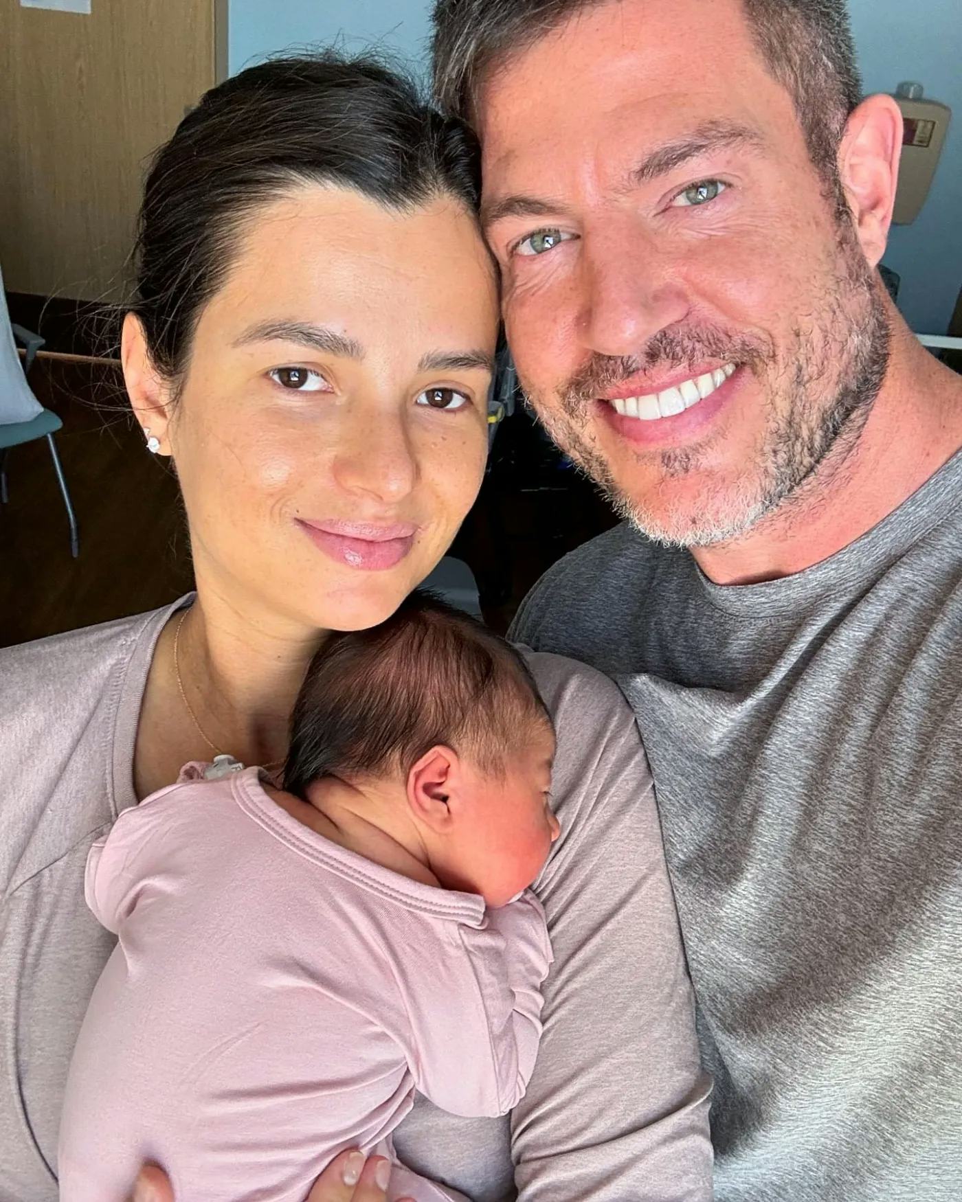 &lsquo;Bachelor&rsquo; Host Jesse Palmer &amp; Wife Welcome First Child
