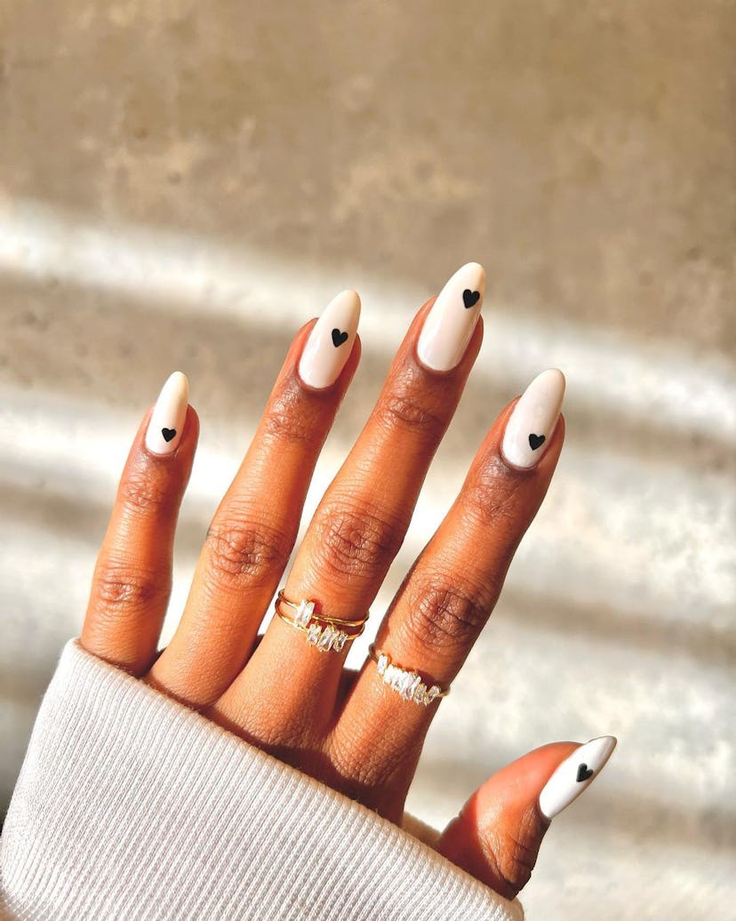 Minimalist Almond Nails That Shine