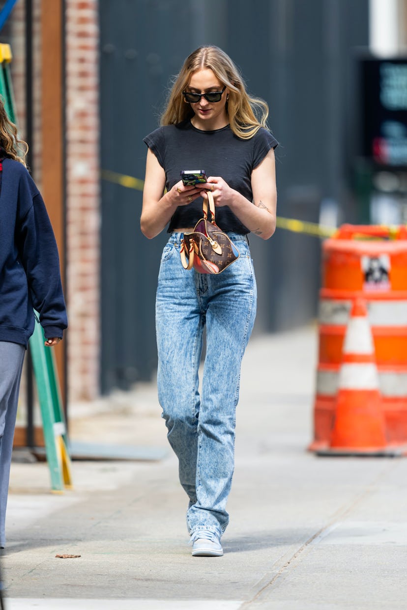 Sophie Turner wears high-waist jeans.