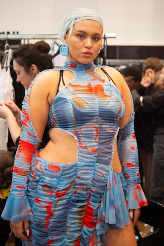 Bir model, Pa kapsamında Ester Manas Kadın Giyim Sonbahar Kış 2023-2024 defilesi öncesinde sahne arkasında poz veriyor.