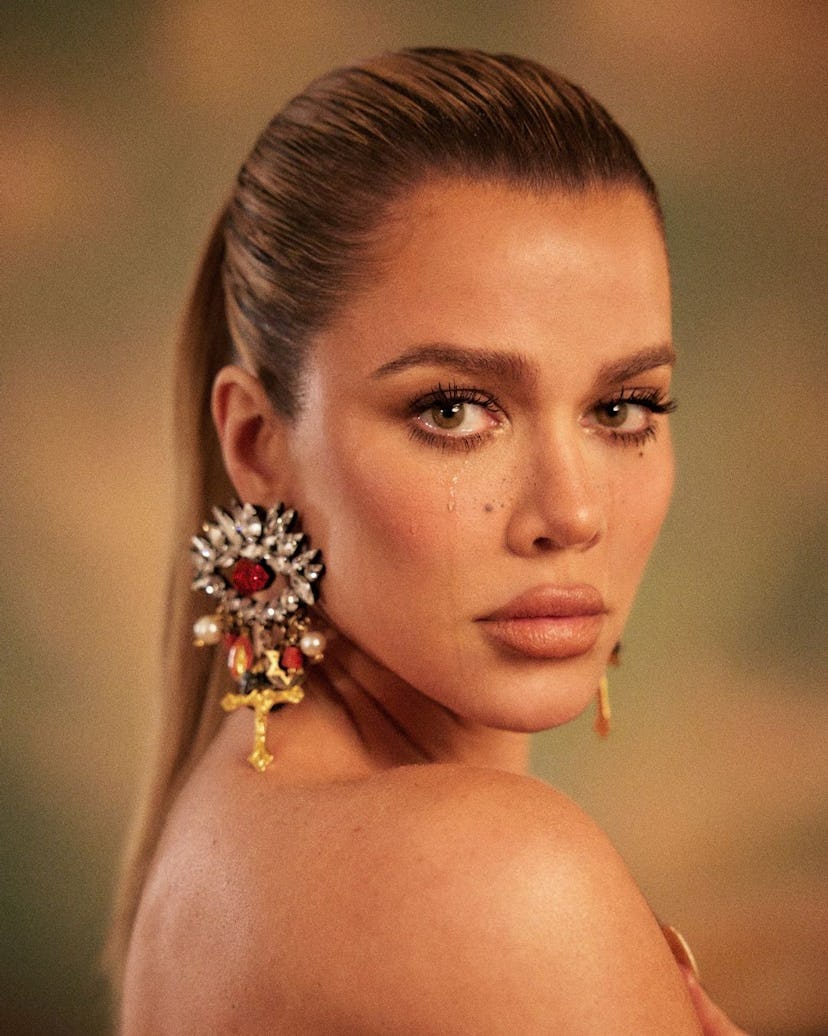 Khloé Kardashian wore sun-lit bronzed makeup for TMRW Magazine’s latest cover.