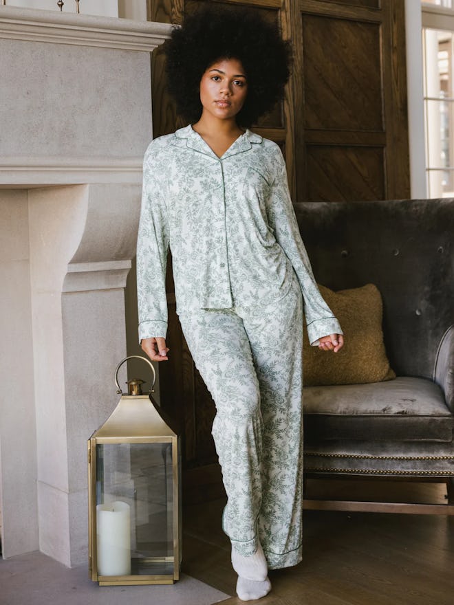 Long Sleeve Bamboo Pajama Set from cozy earth, the perfect valentines day gifts for pregnant women