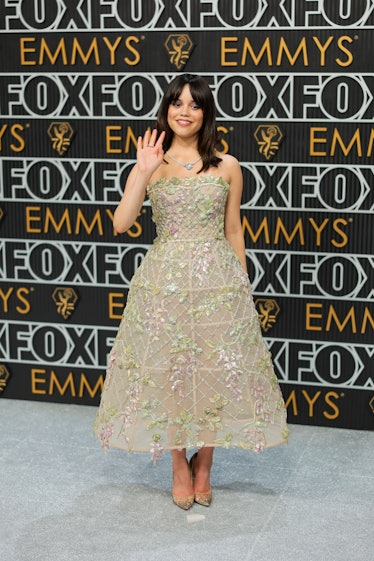 Jenna Ortega, 15 Ocak 2024'te Los Angeles'ta Peacock Theatre'da düzenlenen 75. Primetime Emmy Ödüllerine katıldı.