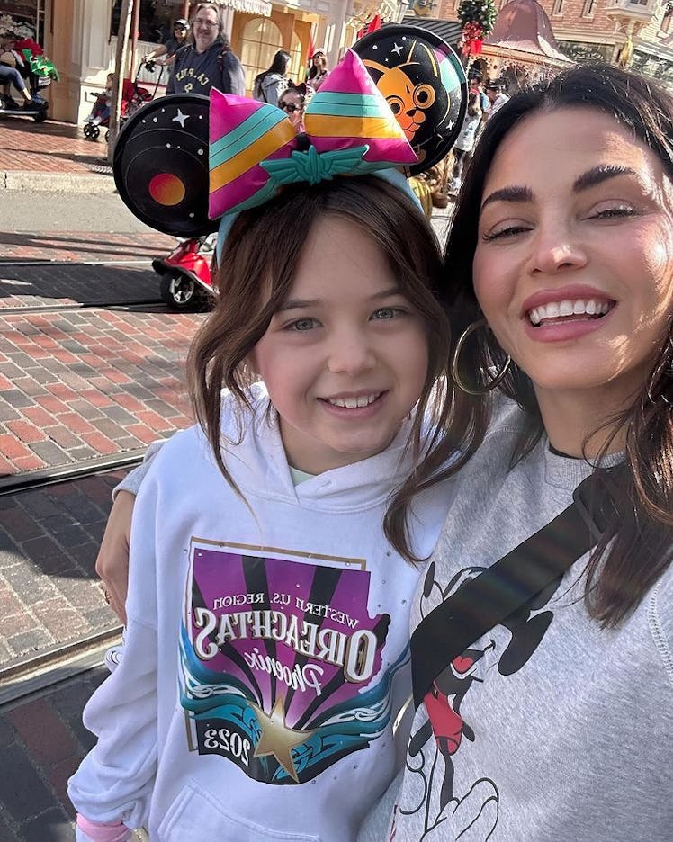 Jenna Dewan poses for Instagram selfie with her daughter