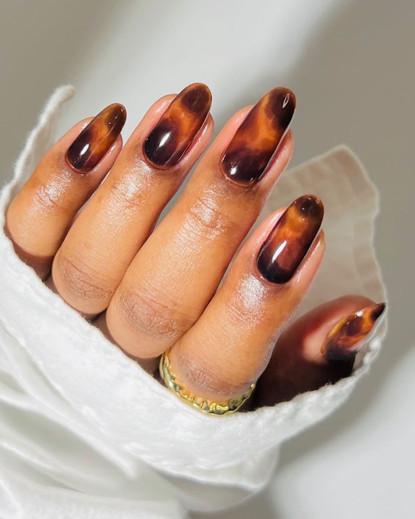Caramel tortoiseshell print nails match the mob wife aesthetic.