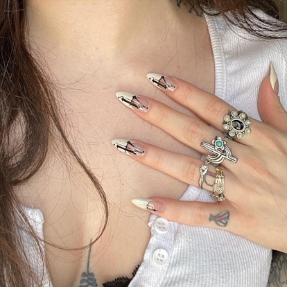 As unhas com números de anjo inspiradas em tatuagens estão na moda para a temporada de Aquário de 2024.