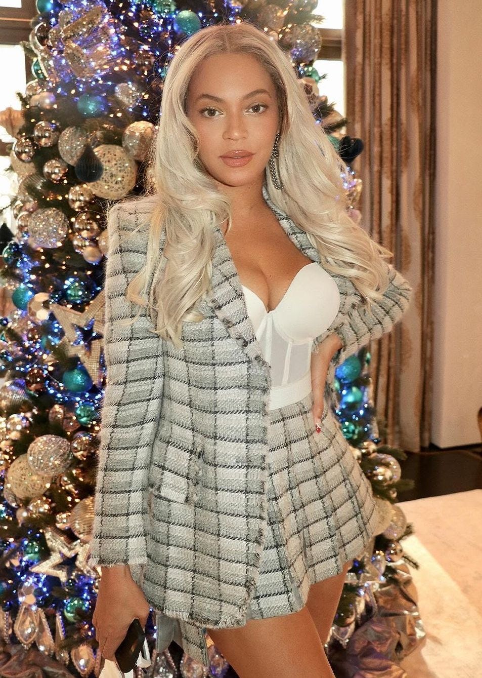 beyeonce wears a white bustier and plaid skirt on new year's eve