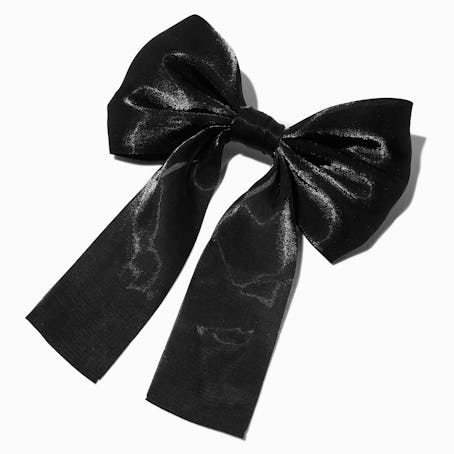 Taylor Swift wore a black bow in her hair at the Kansas City Chiefs game. 