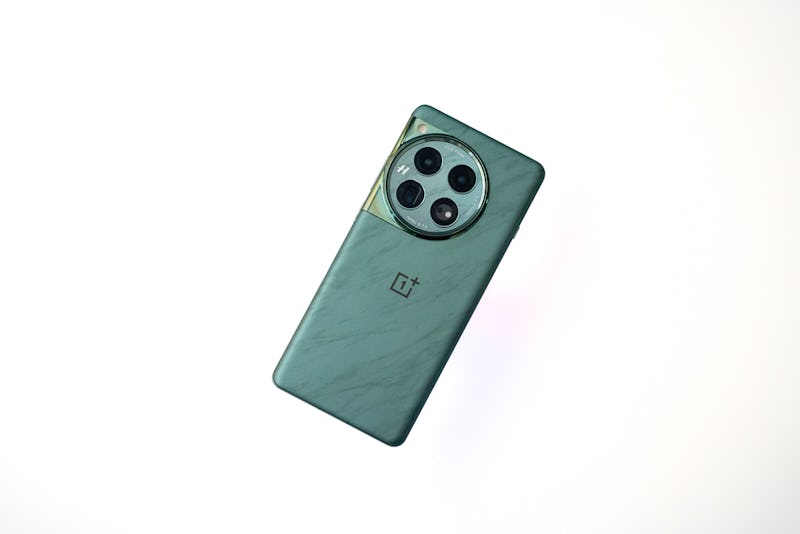 The back of the OnePlus 12 in Flowy Emerald.