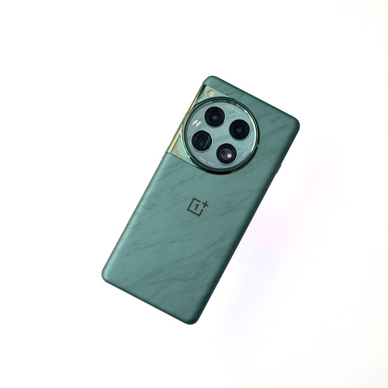 The back of the OnePlus 12 in Flowy Emerald.
