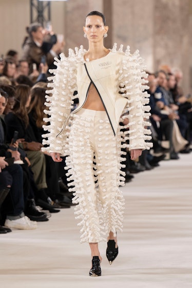 Schiaparelli Couture İlkbahar 2024'ten bir görünüm