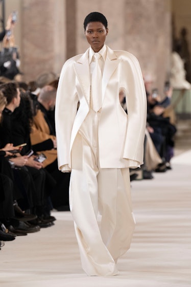 Schiaparelli Couture İlkbahar 2024'ten bir görünüm