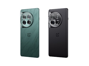 The OnePlus 12 in Flowy Emerald (left) and Silky Black (right) has been announced for the U.S. relea...